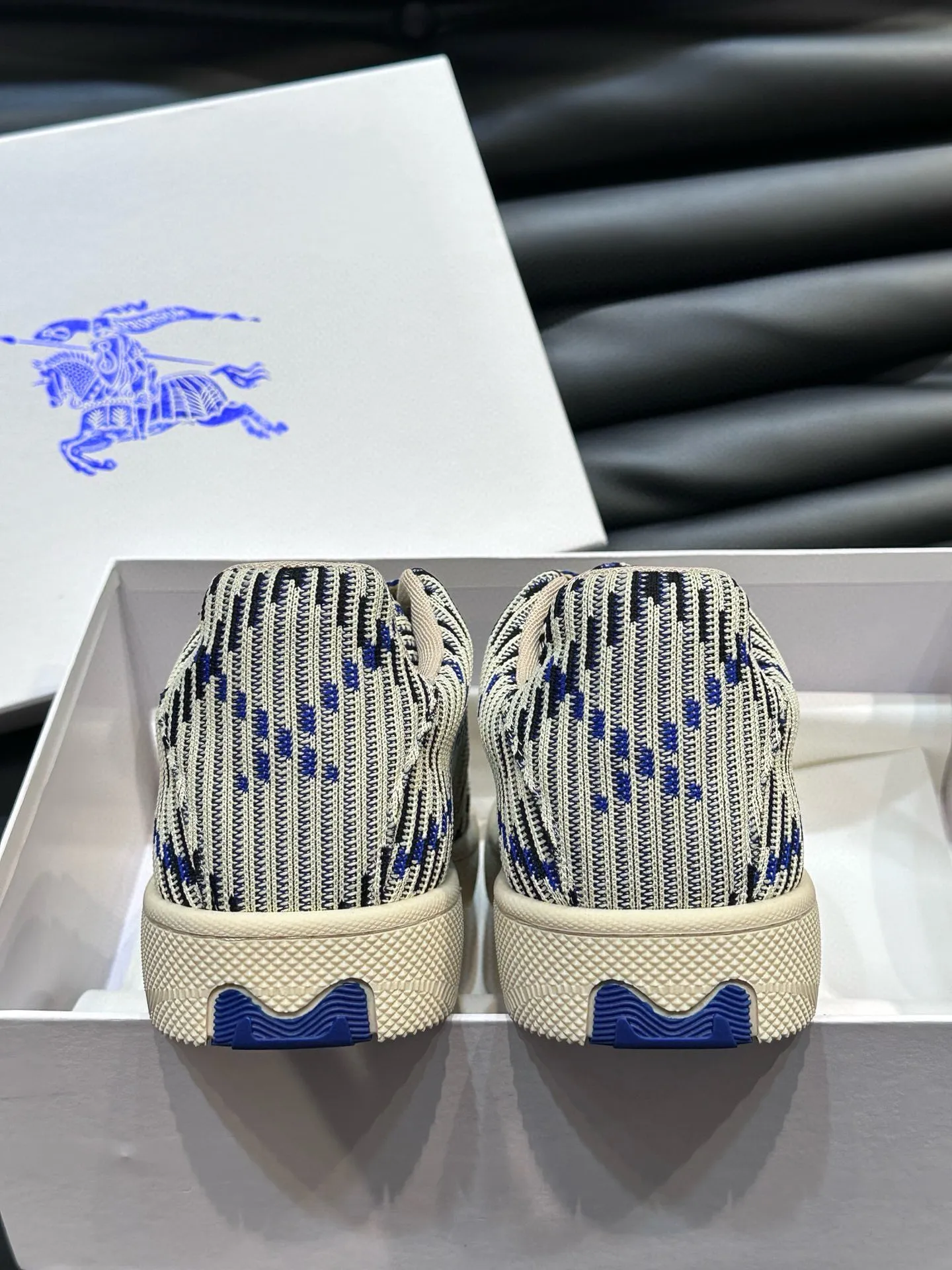 Factory price: 458💰Burberry Box series👫 Thick-soled casual sports shoes for couples, cool sneakers and bread shoes, purchased and developed from the original version, the top version of Box series sports shoes, made of original plaid/knitted fabric, embellished with EKD embossing. Made of mesh lining, the laces are decorated with metal coils, the rubber sole is decorated with the Burberry letter logo, and the original molded 3.5CM two-color T men's shoe 💰U outsole! Code number: 35-45 (35-45 customized)